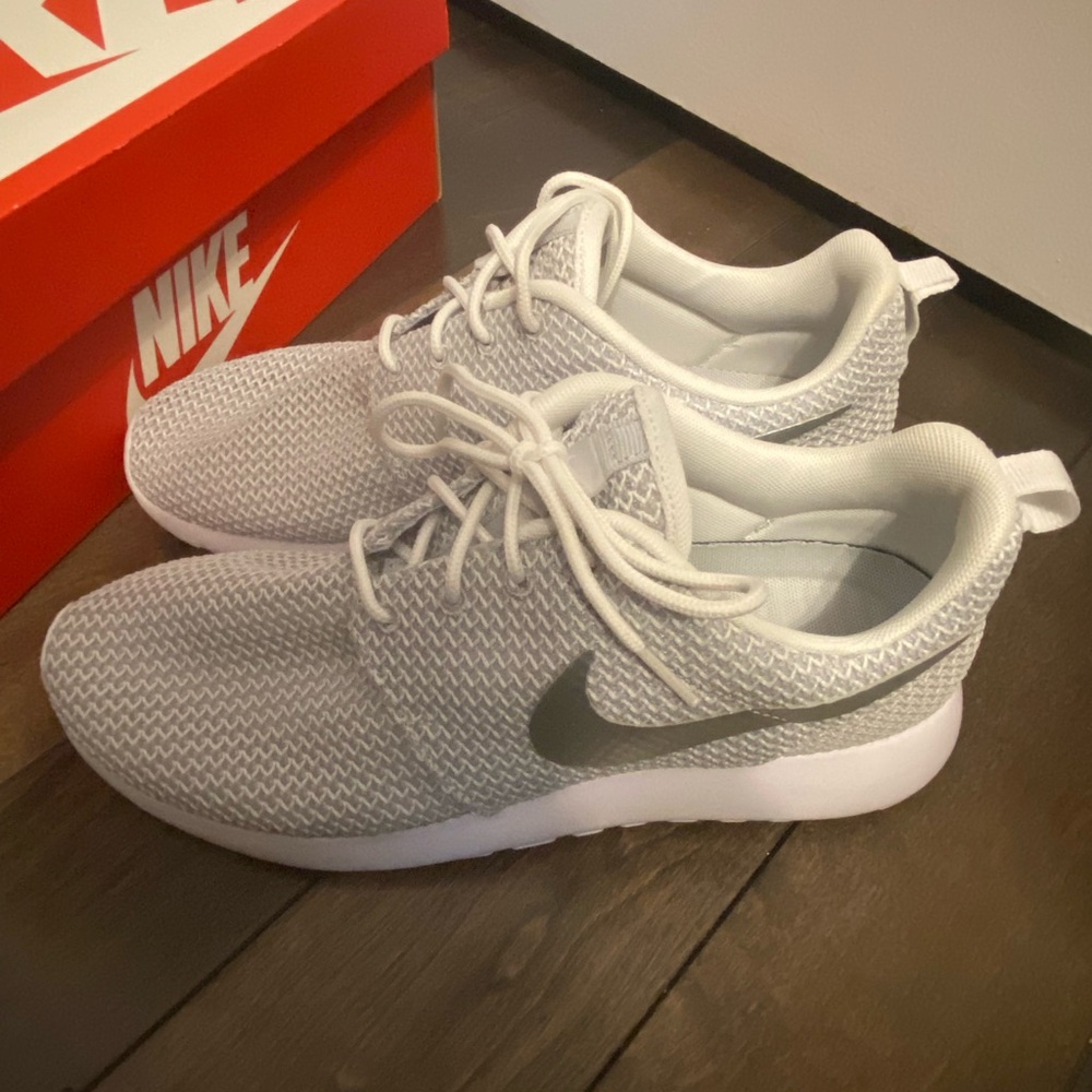 NIKE women’s Rosherun Sneakers. Size 8. Colour Gray and White.